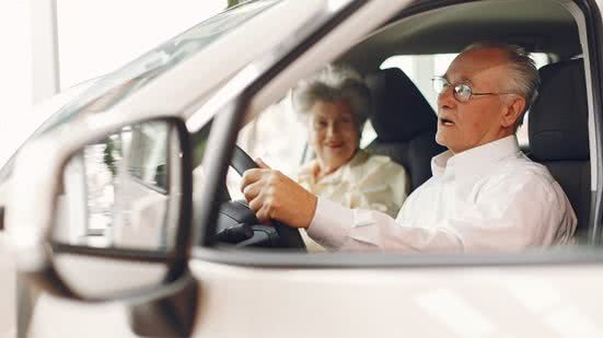 Um projeto de lei prevê isenção do IPI para carros vendidos a idosos. - Foto: Freepik
