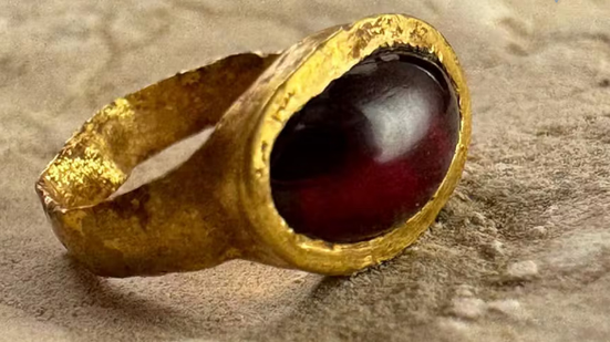 Ambas as joias foram encontradas na Cidade de Davi. - (Imagem: Reprodução/@universocurioso