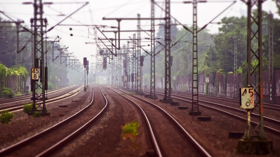 Não há quaisquer indicações de ser uma linha de trens com acesso permitido a passageiros. - Pixabay