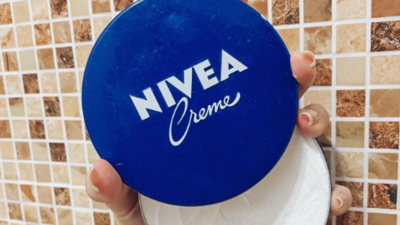 Estudo diz se o creme da latinha azul hidrata ou não a pele. - (Imagem: Reprodução/Redes Sociais/@vanessavgarcia)