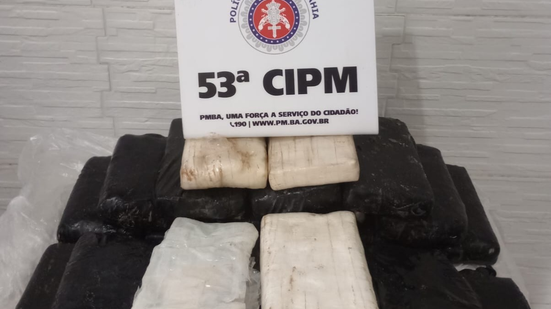 No pacote estavam 25 tabletes de pasta base de cocaína. - Divulgação/PMBA