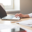 Digitadores e datilógrafos se destacam entre as atividades mais expostas. - Canva