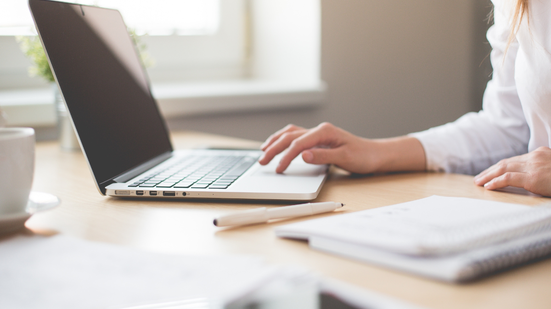 Digitadores e datilógrafos se destacam entre as atividades mais expostas. - Canva