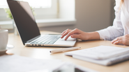 Digitadores e datilógrafos se destacam entre as atividades mais expostas. - Canva