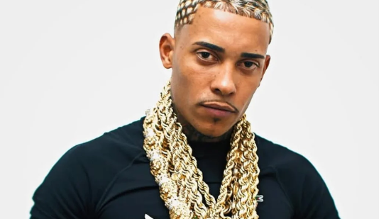 MC Poze construiu sua carreira a partir de vivências pessoais. - (Imagem: Reprodução/Redes Sociais/@muraldafama)