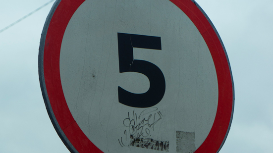 Essas placas funcionam como marcos de referência geográfica. - (Reprodução: Pexels)