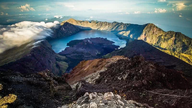 O Monte Rinjani é o vulcão mais difícil de escalar com mais de 2,6 quilômetros de subidas. - Foto: Suryasriyama via Wiki Commons