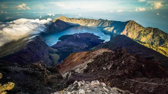 O Monte Rinjani é o vulcão mais difícil de escalar com mais de 2,6 quilômetros de subidas. - Foto: Suryasriyama via Wiki Commons