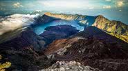 O Monte Rinjani é o vulcão mais difícil de escalar com mais de 2,6 quilômetros de subidas. - Foto: Suryasriyama via Wiki Commons