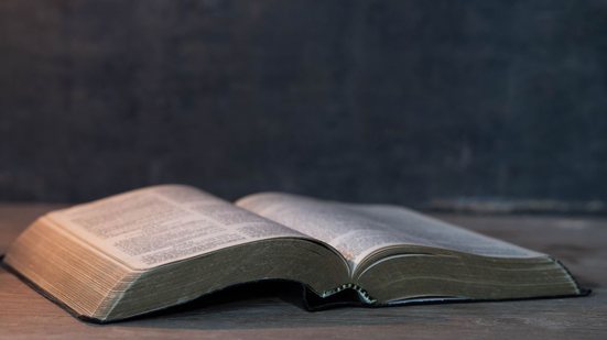 Biblía - Foto: Reprodução/Freepik