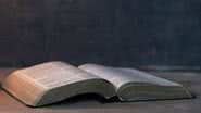 Biblía - Foto: Reprodução/Freepik