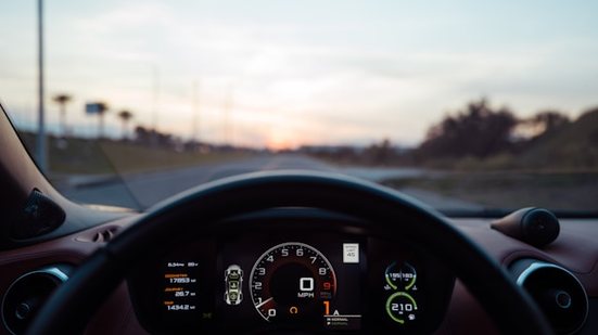 As luzes trazem a principal informação sobre o carro. - Foto: Unsplash