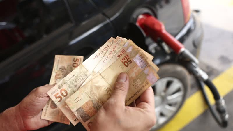 A decisão ocorre em meio à tendência de queda nos preços do petróleo no mercado internacional. - Foto: Marcelo Camargo/Agência Brasil