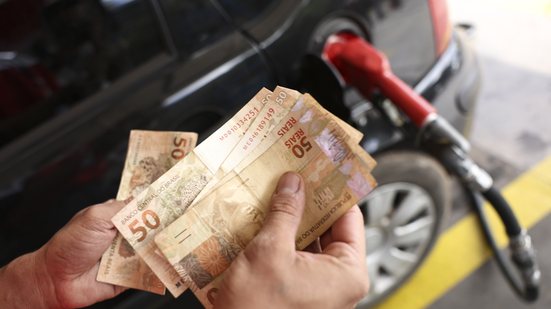 A decisão ocorre em meio à tendência de queda nos preços do petróleo no mercado internacional. - Foto: Marcelo Camargo/Agência Brasil