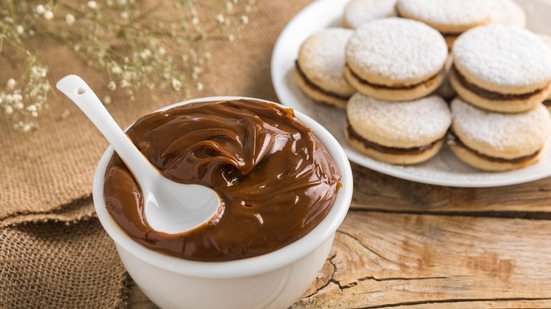 Você só precisa de 2 ingredientes para fazer esse doce de leite sem açúcar que vai transformar seus lanches - Foto: Reprodução/Freepik