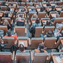 Alunos proprietários de carros de luxo ou filhos de empresários e servidores públicos recebem o benefício. - Foto: Unsplash