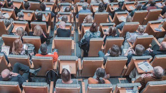 Alunos proprietários de carros de luxo ou filhos de empresários e servidores públicos recebem o benefício. - Foto: Unsplash