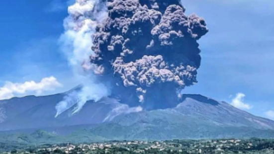 Geólogos e vulcanologistas acompanham a erupção de perto. - (Imagem: Reprodução/@fabioabate_)