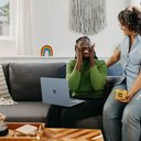 Essas frases podem ajudar a manter a leveza diante de situações complicadas. - Foto: Unsplash