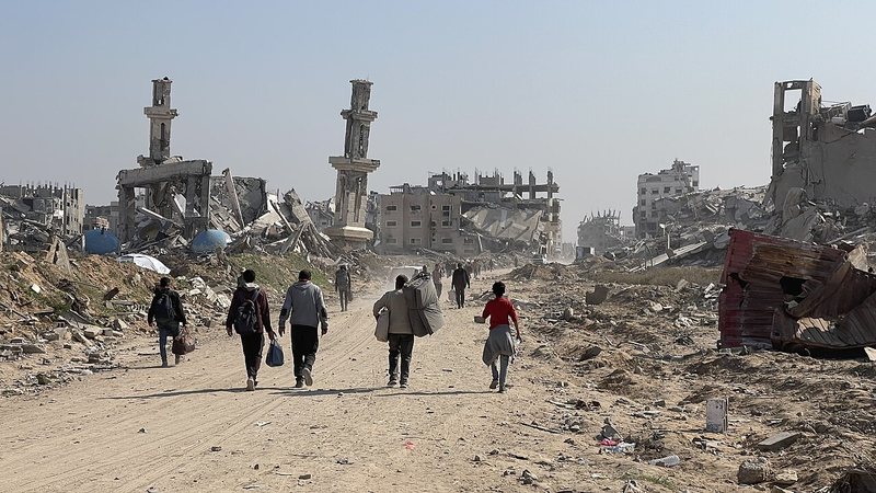 Caminhões e corredores humanitários distribuem alimentos em meio à severa desnutrição em Gaza. - Foto via Wiki Commons