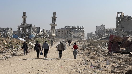 Caminhões e corredores humanitários distribuem alimentos em meio à severa desnutrição em Gaza. - Foto via Wiki Commons