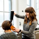 Achar o corte de cabelo perfeito não é muito difícil, mas é necessário analisar algumas características. - Foto: Unsplash