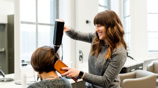 Achar o corte de cabelo perfeito não é muito difícil, mas é necessário analisar algumas características. - Foto: Unsplash