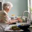 Fazer com que os idosos se alimentem dos nutrientes importantes evita maiores problemas de saúde. - Foto: Unsplash