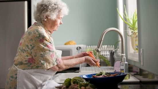 Fazer com que os idosos se alimentem dos nutrientes importantes evita maiores problemas de saúde. - Foto: Unsplash