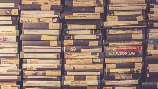Para considerar o preço atual de uma fita VHS, é necessário considerar a inflação entre os períodos. - Foto: Unsplash