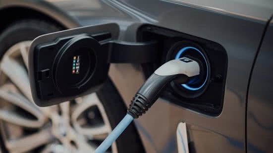 Quem sofre alterações na alíquota são os carros elétricos, híbridos e híbridos plug-in. - Foto: Unsplash
