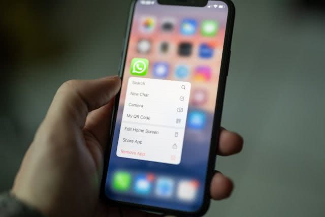 Quem possui celulares com sistema iOS podem receber atualizações mais cedo. - Foto: Unsplash