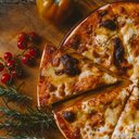 A pequena cidade produz mais de 600 pizzas por mês. - Foto: Unsplash