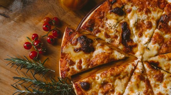 A pequena cidade produz mais de 600 pizzas por mês. - Foto: Unsplash