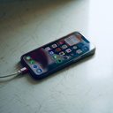 Uma carga completa do celular deveria durar cerca de 7 horas de uso contínuo. - Foto: Unsplash