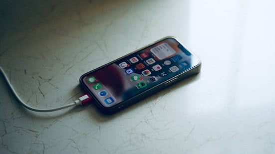 Uma carga completa do celular deveria durar cerca de 7 horas de uso contínuo. - Foto: Unsplash