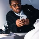 Uma rotina pouco saudável antes de dormir ou fatores emocionais fazem uma pessoa acordar mais vezes durante a noite. - Foto: Unsplash