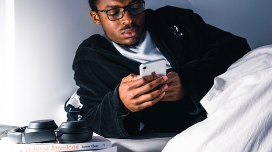 Uma rotina pouco saudável antes de dormir ou fatores emocionais fazem uma pessoa acordar mais vezes durante a noite. - Foto: Unsplash