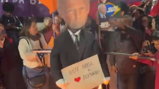 Protesto na Paulista: manifestantes queimam imagem de Trump em ato contra super\u002Dricos
