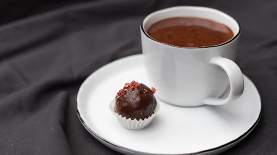 Para enfrentar o frio, uma boa pedida pode ser o chocolate quente. - Foto: Unsplash