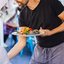 Ajudar o garçom a recolher a mesa pode significar mais do que apenas uma gentileza. - Foto: Unsplash