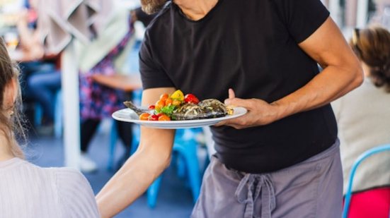 Ajudar o garçom a recolher a mesa pode significar mais do que apenas uma gentileza. - Foto: Unsplash