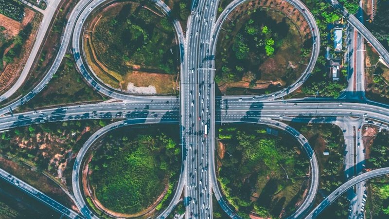 Elas são responsáveis por projetos como rodovias, ferrovias, portos, aeroportos e usinas de energia. - Foto: Unsplash