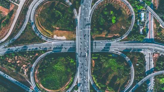 Elas são responsáveis por projetos como rodovias, ferrovias, portos, aeroportos e usinas de energia. - Foto: Unsplash