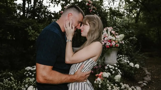 A artista, de 35 anos, e o atleta Travis Kelce, também de 35, anunciaram o noivado na terça-feira (26). - Foto: Reprodução/Instagram/@taylorswift