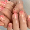 Esse modelo de unha brinca com as cores e sobreposições. - Foto: @nail.nuha / Instagram
