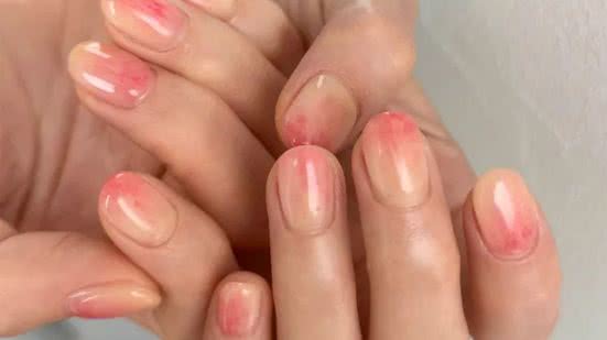 Esse modelo de unha brinca com as cores e sobreposições. - Foto: @nail.nuha / Instagram