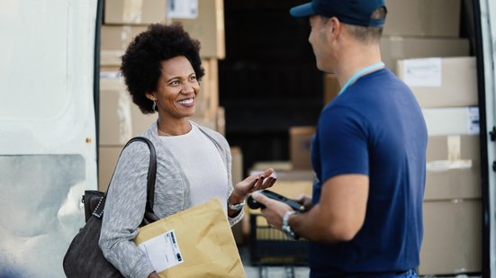 Com agências fechadas no dia 25, os Correios mantêm entregas em operação especial e atendimento digital ativo no período. - Foto: Freepik