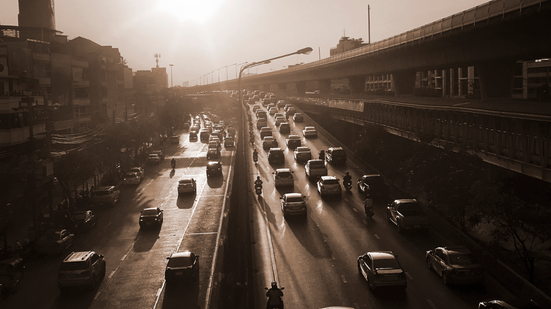 Saindo cedo do litoral? Entre 5h e 8h da manhã, as rodovias estão mais tranquilas e a viagem é bem mais rápida / Foto: Freepik - Foto: Freepik