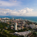 Movimento intenso nas praias do litoral paulista durante a alta temporada de verão / Foto: Freepik - Foto: Freepik